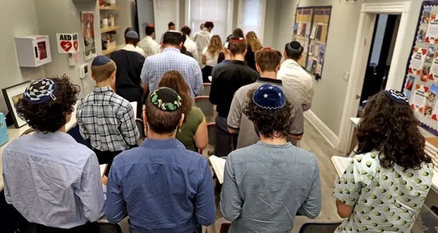 يؤدي الطلاب اليهود الصلوات للاحتفال بـ روش هاشناه، السنة اليهودية الجديدة من كل عام.