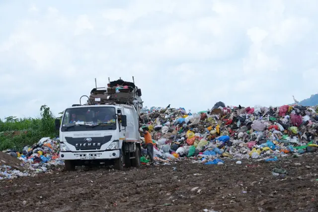 අප කසළ අංගණයට ගිය අප්‍රේල් 27 වන දින උදෑසන 11 විටත්, අප්‍රේල් 18 වන දා සිට ගොහාගොඩ අංගණය වෙත ගෙනවිත් තිබූ කසළ ප්‍රමාණය ටොන් 500 ඉක්මවා තිබිණි.