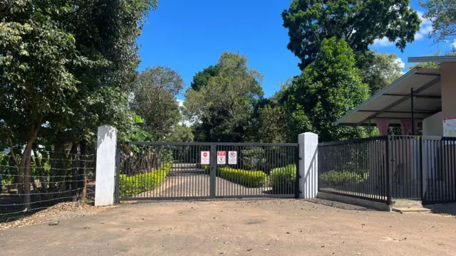 මිලා ෆැෂන් ඇඟලුම් කර්මාන්තශාලාවේ ගේට්ටු වසා දමා තිබූ ආකාරය 