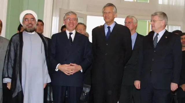 ۲۹ مهر ۱۳۸۲: ایستاده از راست به چپ: یوشکا فیشر، دومینیک دوویلپن، جک استرا و حسن روحانی، وزیران خارجه آلمان، فرانسه و بریتانیا و دبیر وقت شورای عالی امنیت ملی ایران در کاخ سعدآباد تهران