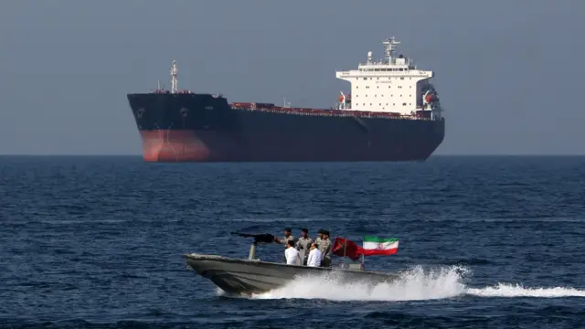 Kapal-kapal penjaga pantai Iran berpatroli di Selat Hormuz.