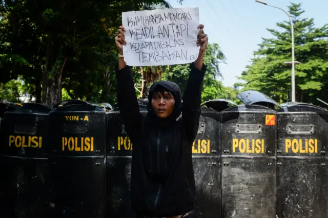 Demo di depan Brimob