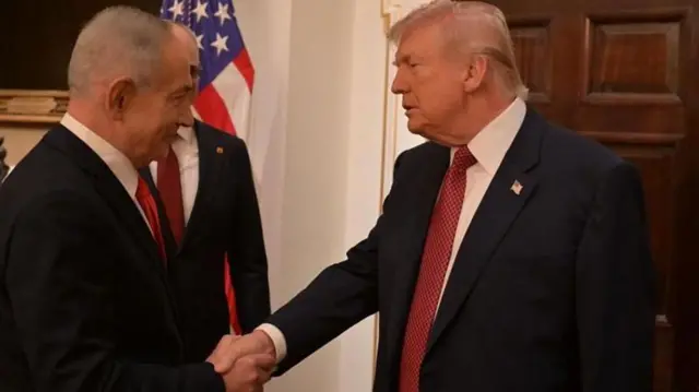 વ્હાઇટ હાઉસમાં 11 ફેબ્રુઆરીના ઇઝરાયલના વડા પ્રધાન (ડાબે) અને અમેરિકાના રાષ્ટ્રપતિ ડોનાલ્ડ ટ્રમ્પ ( જમણે)ની મુલાકાત
