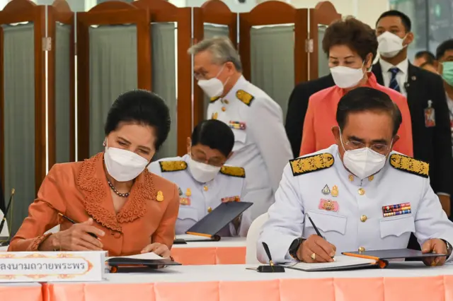 นายกฯ และภริยา