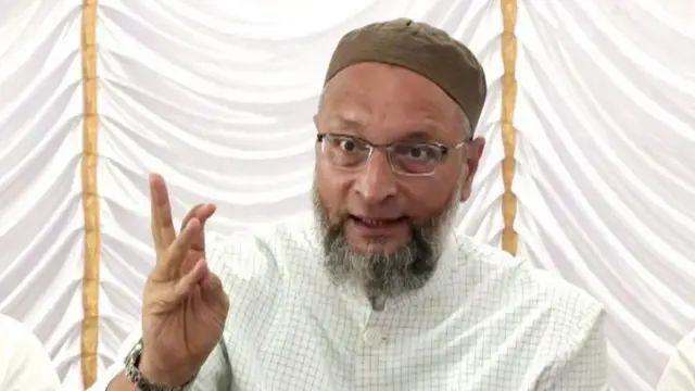 असदुद्दीन ओवैसी यांनी या प्रकरणात उत्तर प्रदेश पोलिसांवर टीका केली