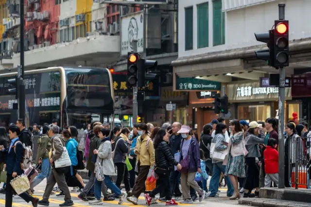 香港街头上人来人往（2025年2月21日）