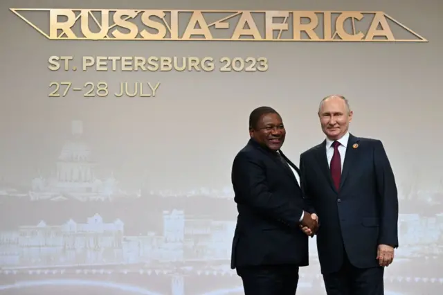 ရုရှား-အာဖရိက ထိပ်သီးဆွေးနွေးပွဲမှာတွေ့ရတဲ့ ရုရှားသမ္မတနဲ့ မိုဇမ်ဘိနိုင်ငံသမ္မတ