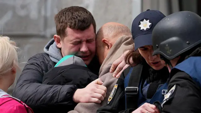 Люди після удару по центру Сум 13 квітня
