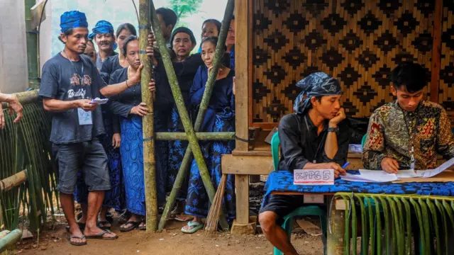 سكان أصليون يصطفون للإدلاء بأصواتهم في مركز اقتراع للانتخابات العامة