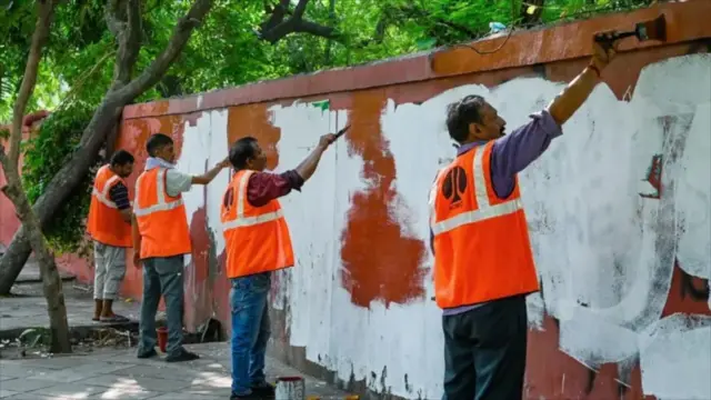আন্দোলন উঠে যাওয়ার পরেই তড়িঘড়ি দেওয়াল মোছার কাজ শুরু হয়েছে