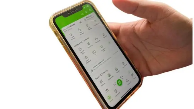 मोबाइलमा ई सेवा प्रयोग गरिरहेको व्यक्तिको हात
