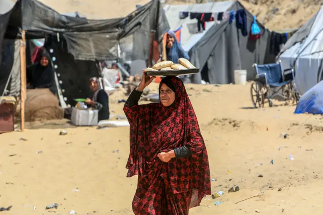 په دیر البلاح کې له اسرائیلي بریدونو تښتېدلي فلسطیني کډوال په سختو شرایطو کې ژوند کوي.