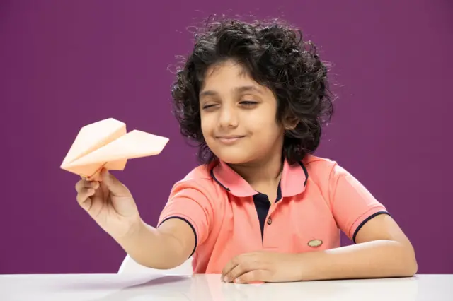 लहान मुलगा डोळ्यांची तपासणी सुरू असताना