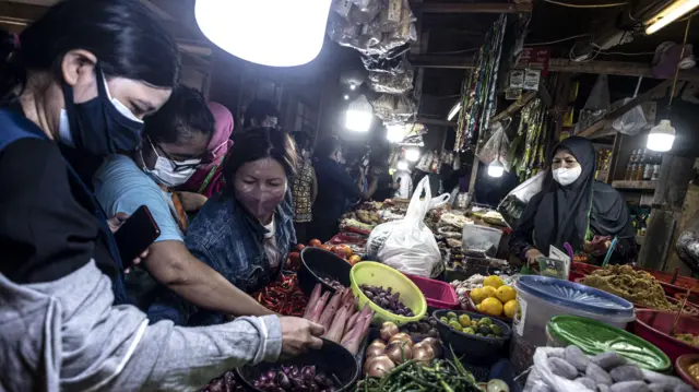 Sejumlah warga memilih barang belanjaan di Pasar Tomang Barat, Jakarta, Kamis (18/08)