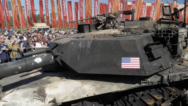 Ikimodoka c'intambara ca Amerika, Abrams,  cafatiwe mu ntambara yo muri Ukraine   cakuruye isinzi ry'abantu i Moscou baza kugishengerera 