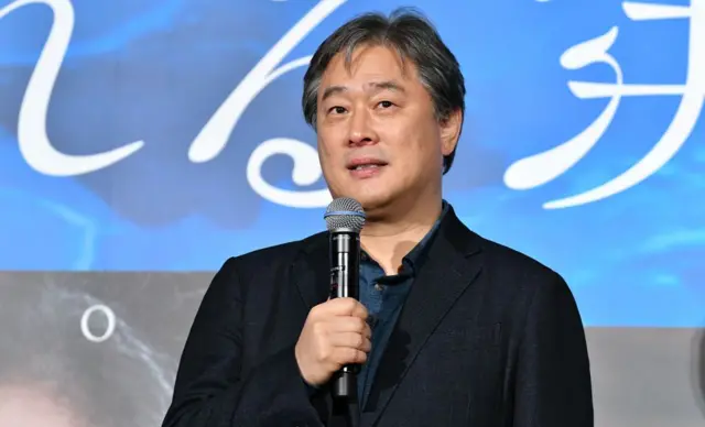 Nhà làm phim Hàn Quốc Park Chan-wook đảm nhiệm vị trí đạo diễn cho 3 tập đầu của series phim