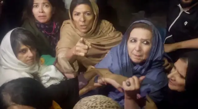 د عمران خان خویندې وايي مخکې دوی ته د محکمې د حکم له مخې هره سه شنبه له خپل ورور سره د لیدو اجازه ورکړل شوې وه، خو له عمران خان سره د دوی وروستۍ لیدنه د نومبر پر څلورمه وه.