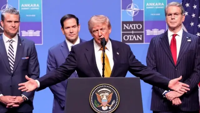 Donald Trump ante el micrófono acompañado de Pete Hegseth, Marco Rubio y Scott Bessent durante la cumbre de la OTAN en Turquía