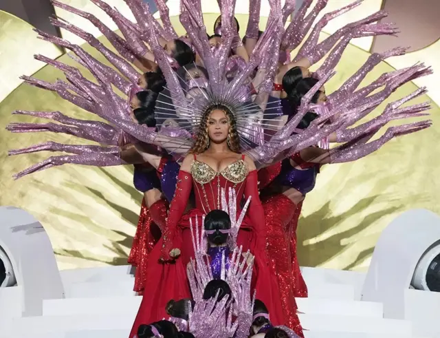 Beyoncé ayaa dib ugu soo laabatay masraxyada