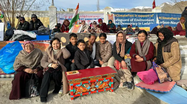 सोनम वांगचुक के अनशन स्थल पर जमा लोग
