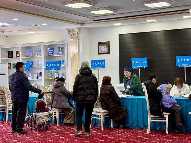 Граждане идут на избирательные участки, чтобы проголосовать по проекту новой конституции на общенациональном референдуме в Астане, Казахстан, 15 марта 2026 года. 