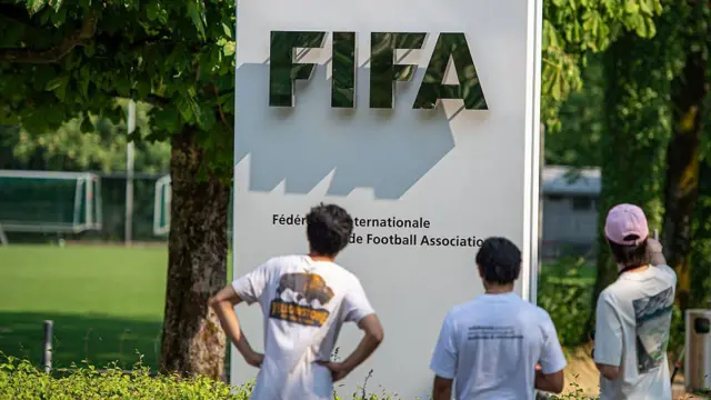 Aficionados al fútbol se reúnen frente a la sede mundial de la FIFA (Federación Internacional de Fútbol Asociación) el 30 de julio de 2026 en Zúrich, Suiza.