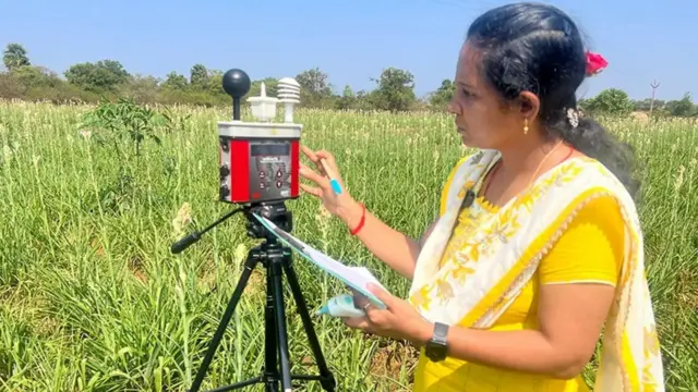 Rekha Shanmugam oo cabiraysa cabirka heerkulka kulaylka