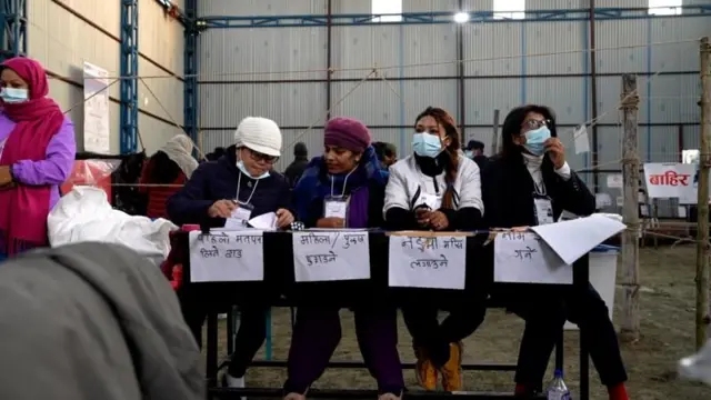 मतदान केन्द्रमा कर्मचारीहरू