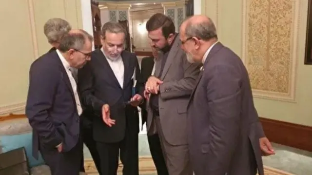 عباس عراقچی و به همراه تعدادی از اعضای گروه مذاکره کننده ایران در گفت و گوهای عمان. ایران می گوید مذاکرات در هفته آینده ادامه پیدا خواهد کرد