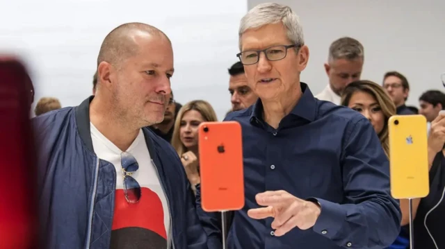 Тим Кук (справа), генеральный директор Apple, и Джони Айв рассматривают iPhone во время мероприятия в 2018 году.