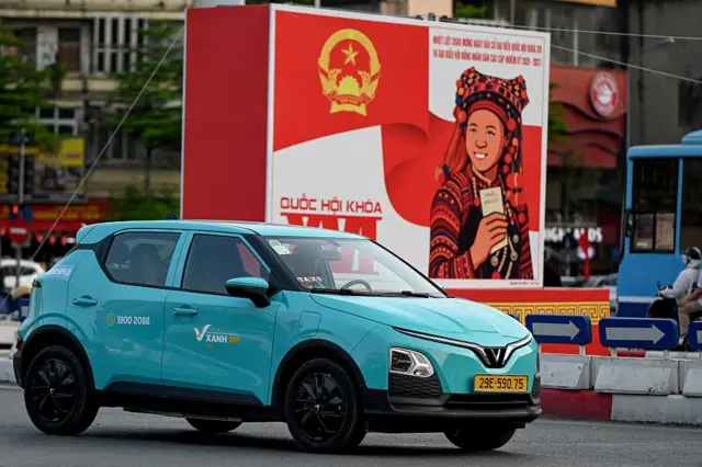 Một chiếc xe điện VinFast lăn bánh trên đường phố Hà Nội hôm 13/3/2026