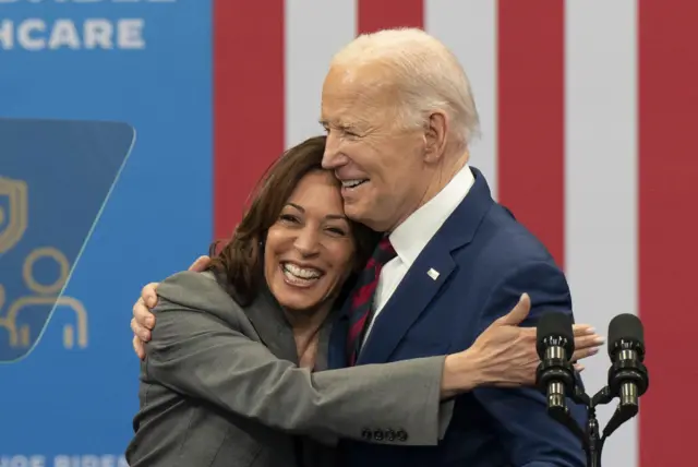 Joe Biden e Kamala Harris se abraçam