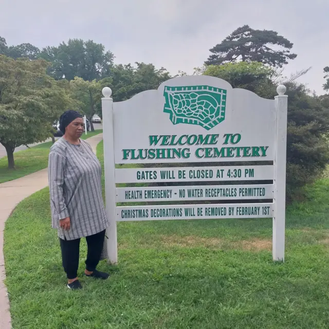 Marième Soda Fall, petite fille de Ahmadou Mbarrick Fall alias Battling Siki au cimetière de Flushing (New York) où le premier champion du monde africain fut enterré en décembre 1925.