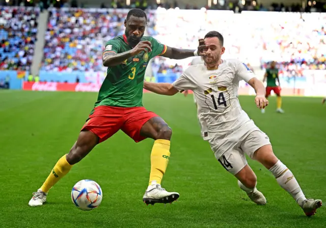 Камерундук Николас Нкулу сербиялык Андрия Живковичке топту бергиси келбей...