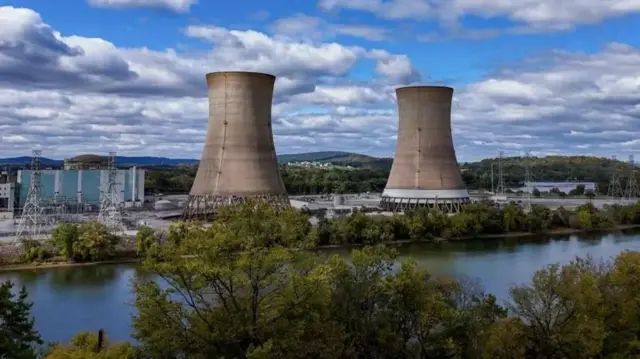 Microsoft's need for electricity will see the Three Mile Island nuclear power station, pictured, restart
ความต้องการไฟฟ้าของไมโครซอฟท์จะทำให้โรงไฟฟ้านิวเคลียร์ทรีไมล์ไอส์แลนด์ (ในภาพ) กลับมาเดินเครื่องได้อีกครั้ง
