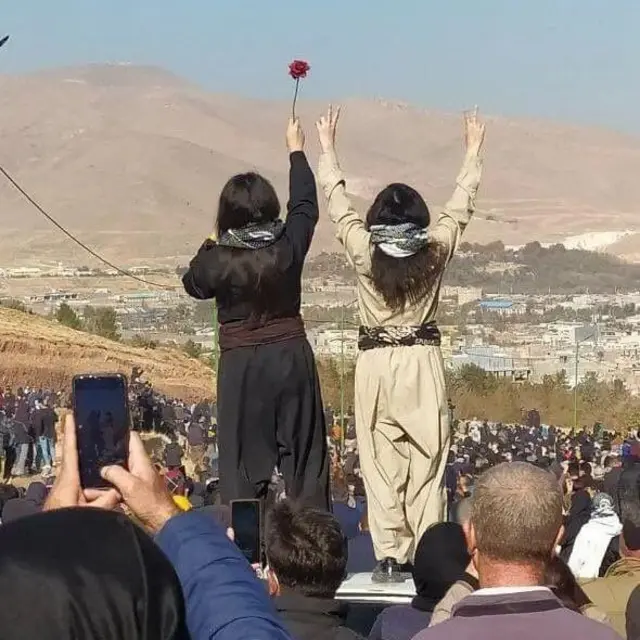 تشییع پیکر آزاد حسین‌پوری به تظاهراتی بزرگ در مهاباد تبدیل شد