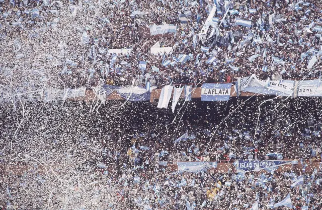 جماهير الأرجنتين في المدرجات بعد الفوز على هولندا في بوينس آيرس في نهائي مونديال 1978