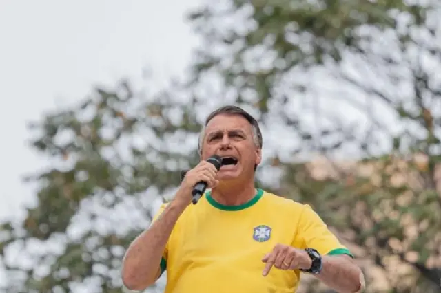 Bolsonaro com camiseta da seleção brasileira fazendo discurso