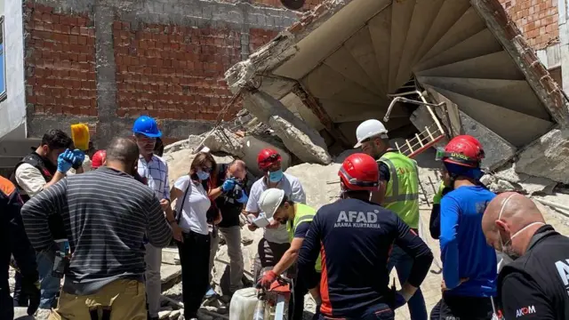 İstanbul'un Küçükçekmece ilçesindeki yıkılan binanın enkazı 