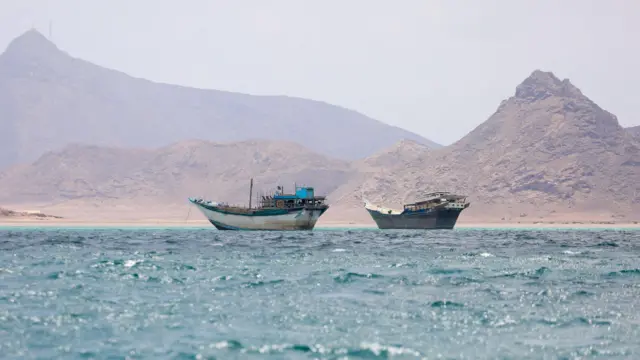 قوارب قريبة من مضيق باب المندب قرب الساحل اليمني في 2 أبريل/نيسان 2026.