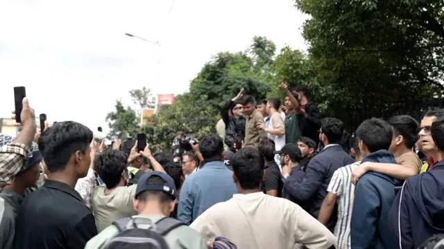 नेपाली सेनाले वार्ताका लागि आह्वान गरेपछि सुन्धारामा भेला भएका फरकफरक समूहका युवाहरू