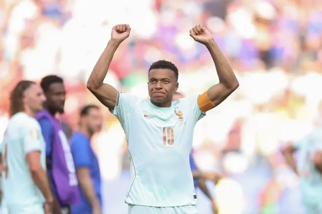 Kylian Mbappé celebra una jugada levantando los brazos.