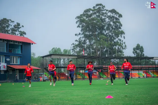 कीर्तिपुर रङ्गशालामा खेलिरहेका नेपाली क्रिकेट खेलाडीहरू