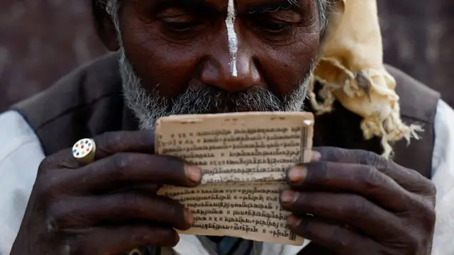 হিন্দু সাধু ধর্মগ্রন্থ পড়ছেন