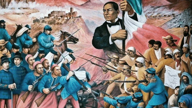 Pintura histórica que retrata a Batalha de 5 de Maio em Puebla. No centro, o presidente mexicano  Benito Juárez segura a bandeira do México. À esquerda, soldados uniformizados em azul avançam a cavalo e com rifles; à direita, combatentes mexicanos, alguns com roupas camponesas e lenços na cabeça, enfrentam o ataque com armas e lanças. Ao fundo, há montanhas e uma fortaleza no topo de uma colina
