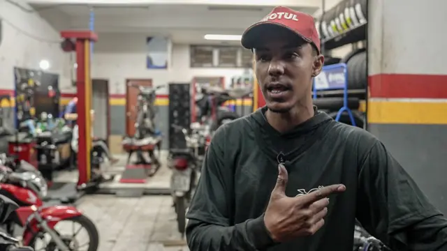 João usando boné vermelhobet dá sorteloja onde trabalha como mecânico a menosbet dá sorte1 km do local do acidente