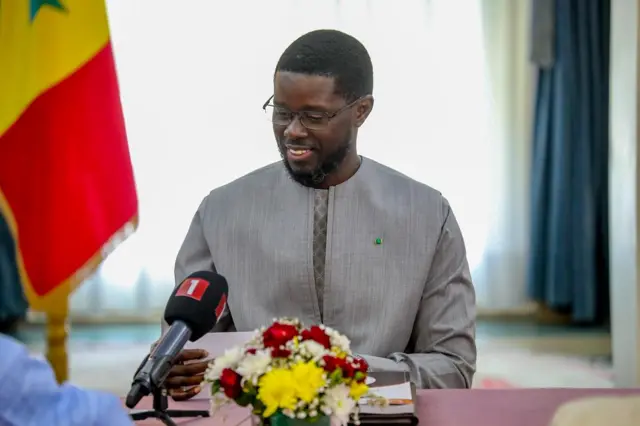Le président Bassirou Diomaye Faye, tout sourire, prononce un discours au palais de la République. 