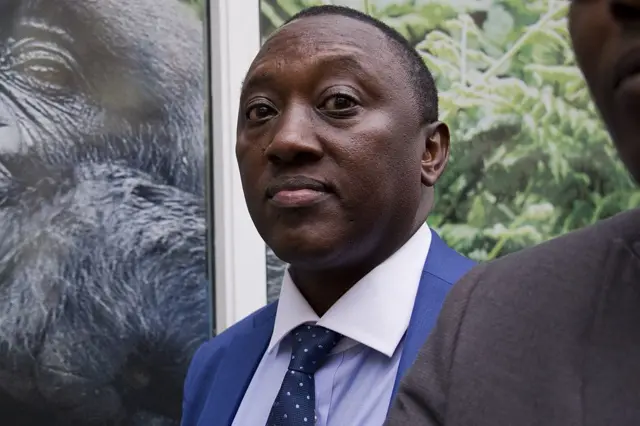 Karenzi Karake asohoka muri ambasade y'u Rwanda i Londres mu 2015 ubwo yari amaze kwemererwa kuva mu Bwongereza nyuma y'amezi hafi abiri
