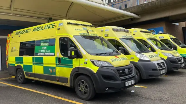 Ambulancias de East Midlands estacionadas en dársenas fuera del Centro Médico Queen's