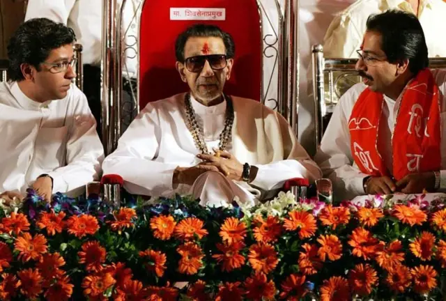 बाळासाहेबांसह राज आणि उद्धव ठाकरे.